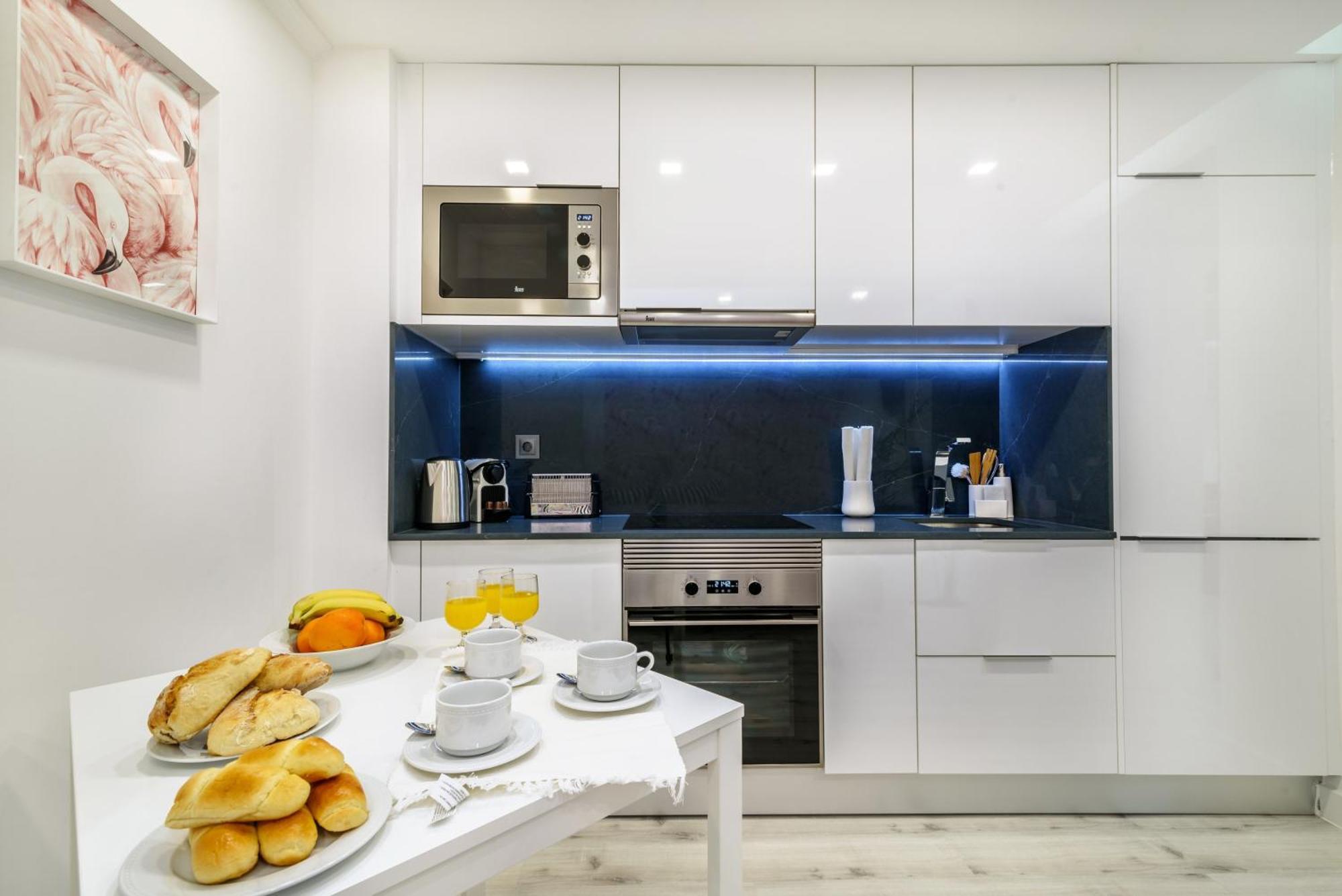 Whome City Chic Escape: Your Stylish Haven In Downtown Lisbona Esterno foto