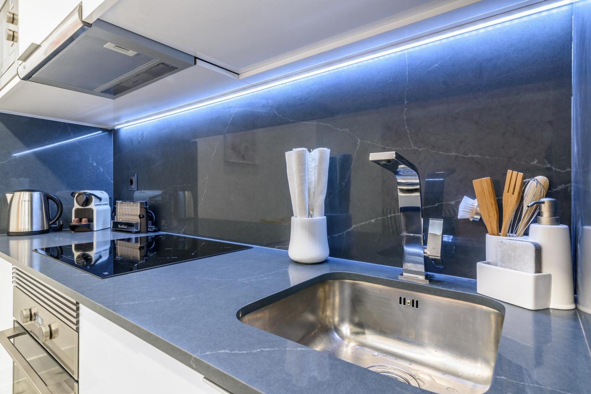 Whome City Chic Escape: Your Stylish Haven In Downtown Lisbona Esterno foto