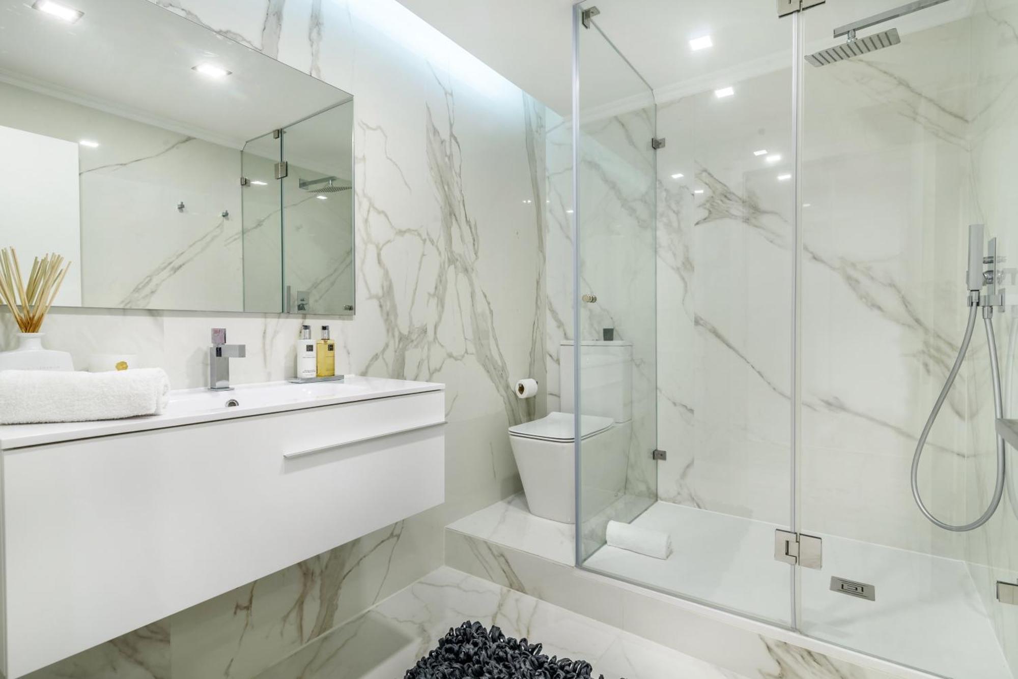 Whome City Chic Escape: Your Stylish Haven In Downtown Lisbona Esterno foto