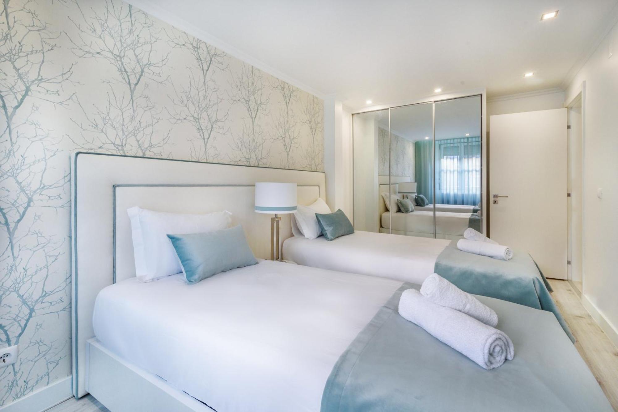 Whome City Chic Escape: Your Stylish Haven In Downtown Lisbona Esterno foto