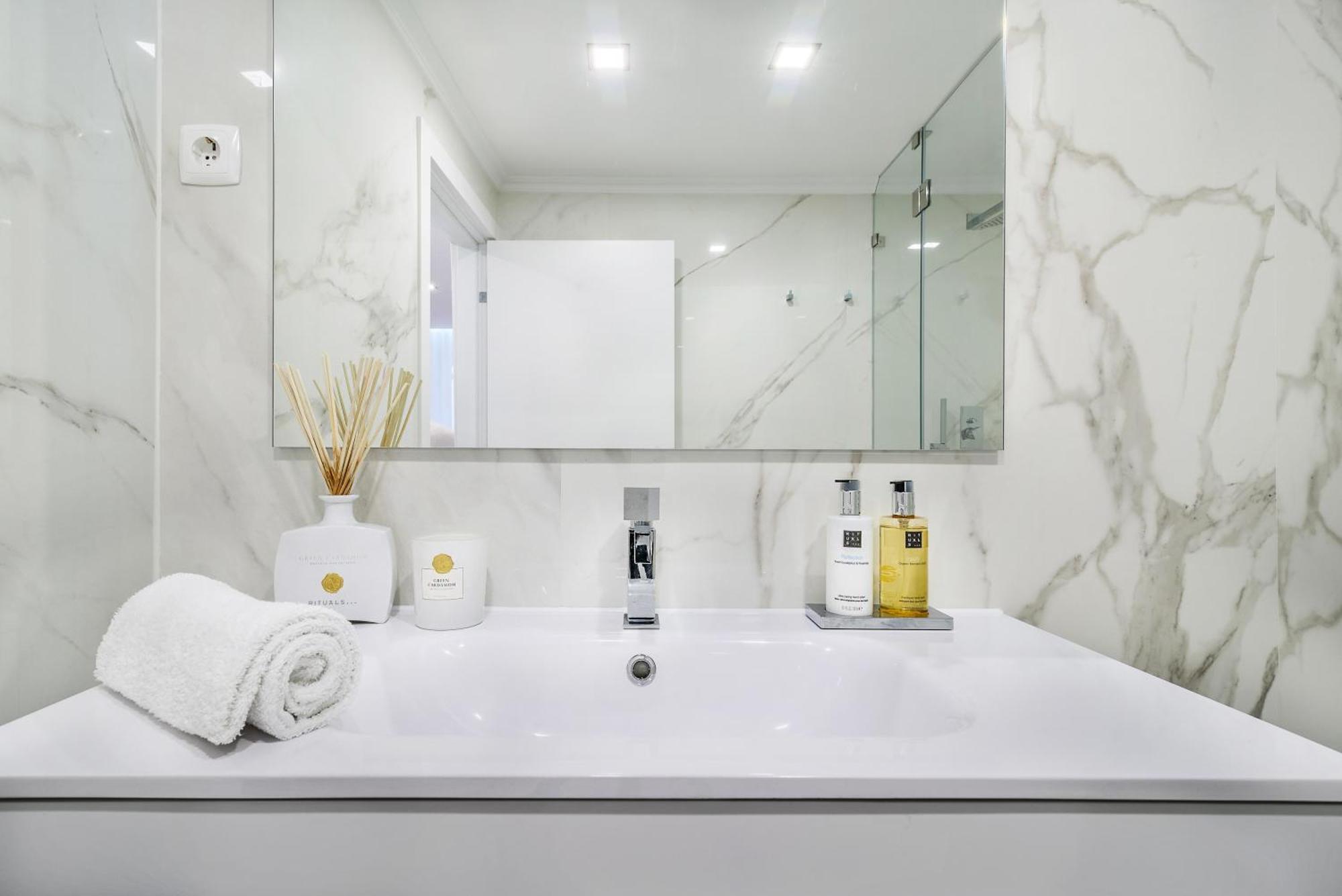 Whome City Chic Escape: Your Stylish Haven In Downtown Lisbona Esterno foto