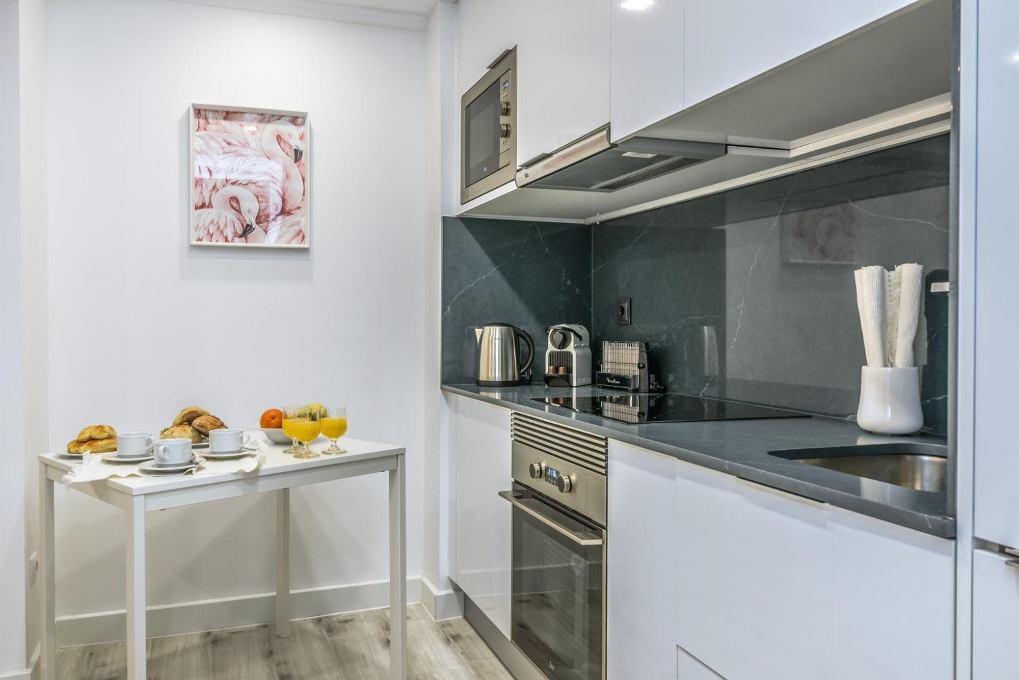 Whome City Chic Escape: Your Stylish Haven In Downtown Lisbona Esterno foto