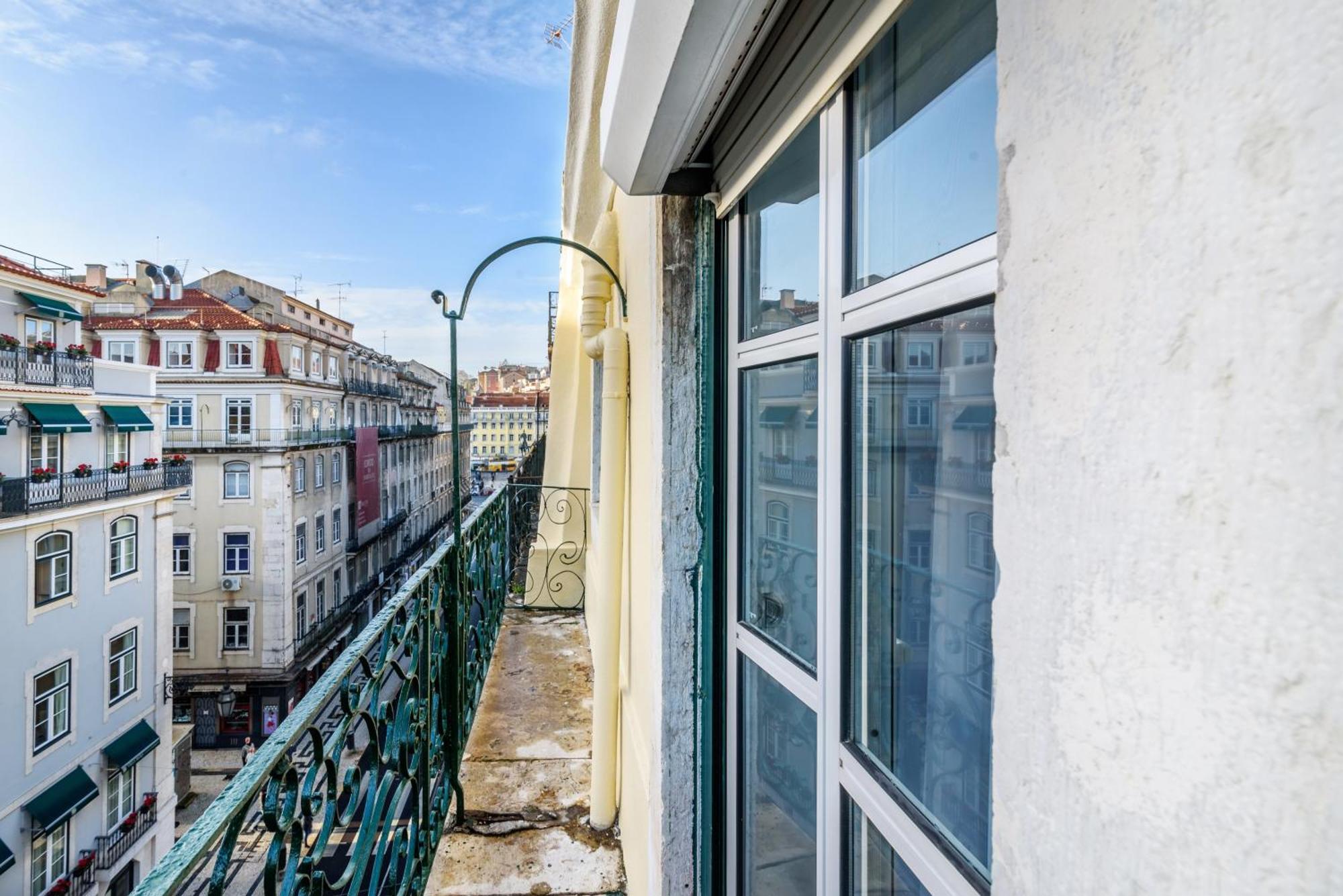 Whome City Chic Escape: Your Stylish Haven In Downtown Lisbona Esterno foto