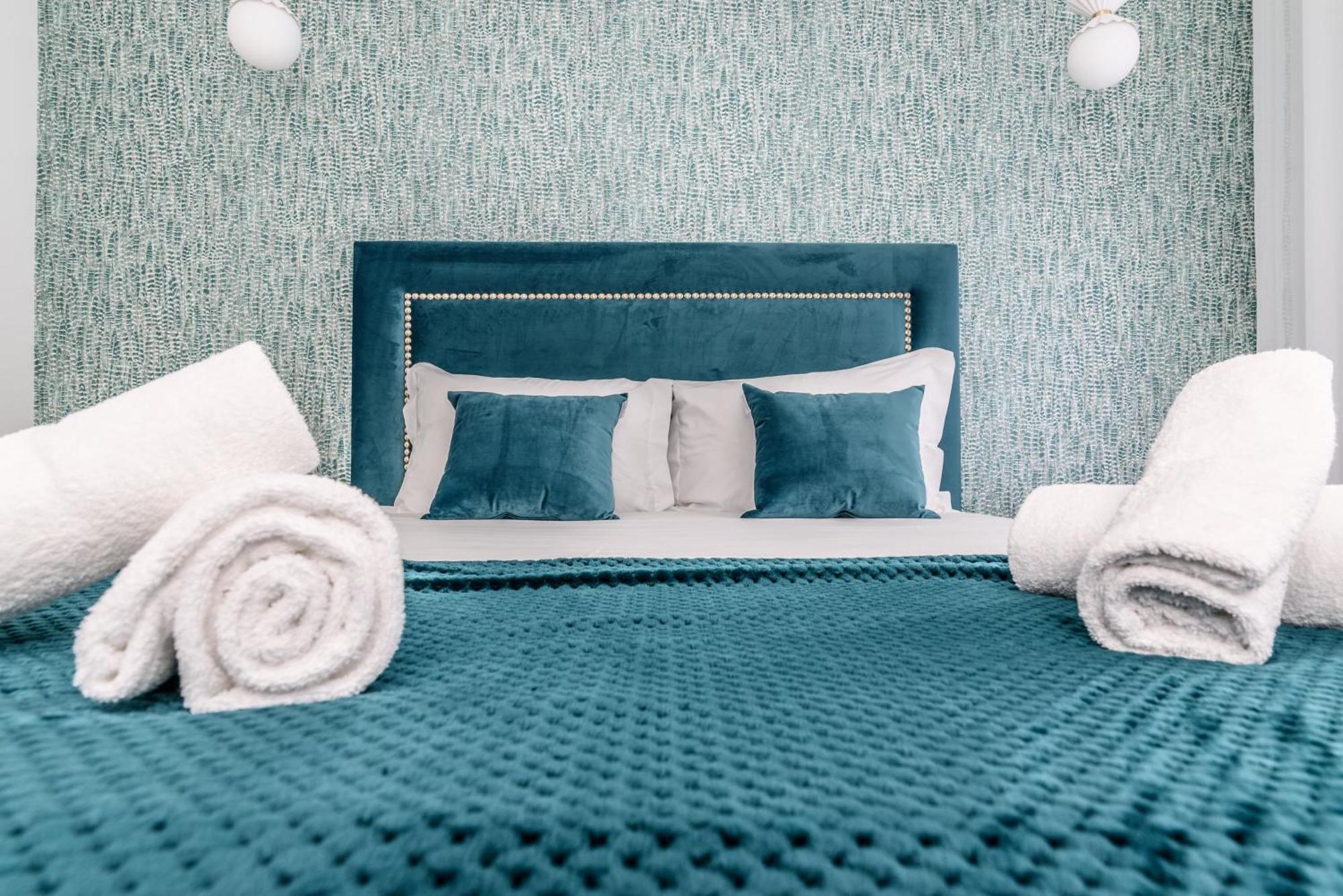 Whome City Chic Escape: Your Stylish Haven In Downtown Lisbona Esterno foto